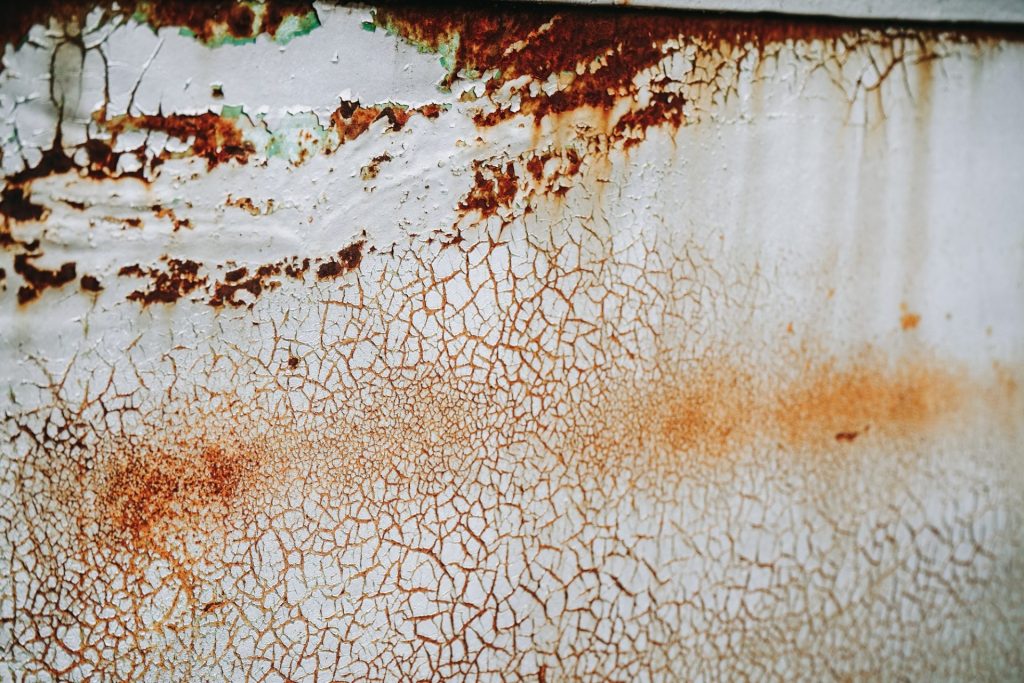 La influencia de la humedad en la degradación estructural y cómo combatirla con impermeabilizaciones